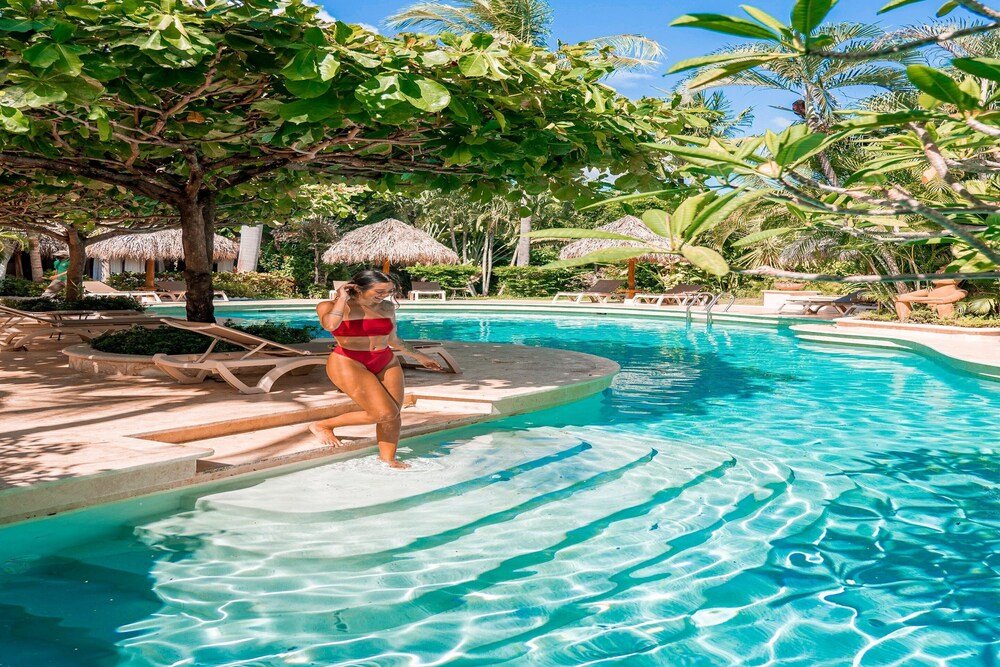 Exterior and gardens of Jardín del Edén Boutique Hotel in Tamarindo