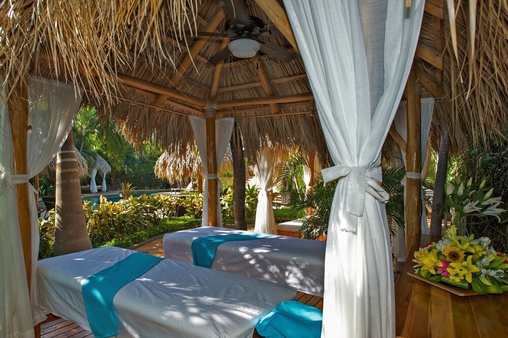 Tropical garden grounds at Jardín del Edén Boutique Hotel