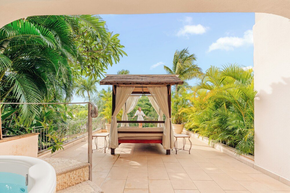Outdoor dining area at the La Plumeria restaurant