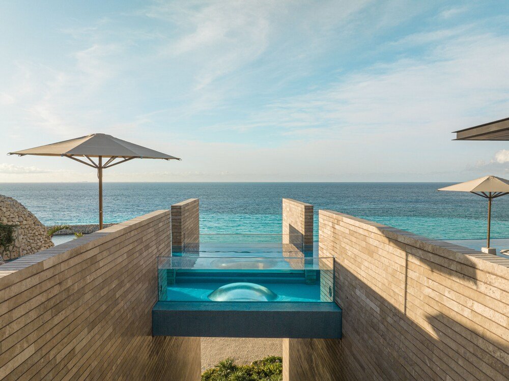 Zona de piscina de La Casa de la Playa by Xcaret en Playa del Carmen
