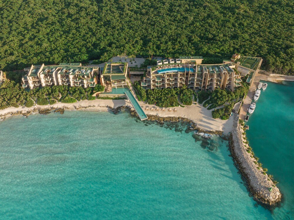 Lazy river and sun loungers at La Casa de la Playa resort